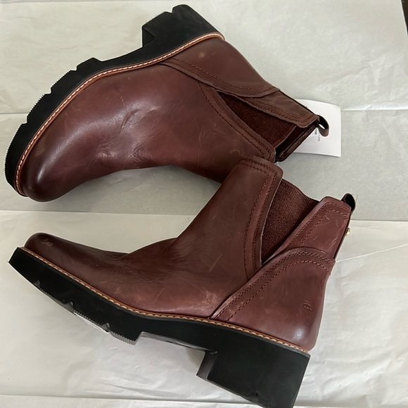 Naturalizer Darry Water-Repellent Leather Lightweight Lug Sole Chelsea Booties - Picture 2 of 13